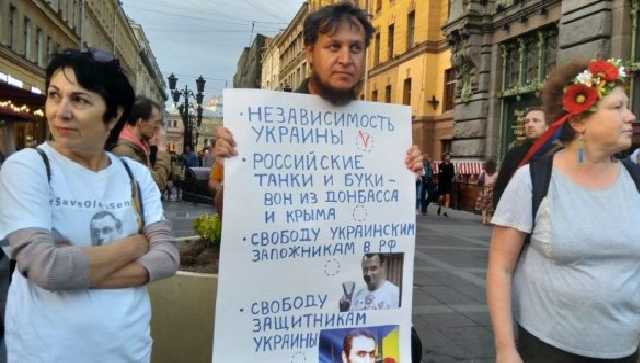 В Петербурге активисты поздравили Украину с Днем Независимости