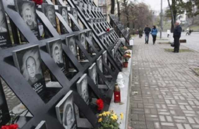 Скандал на параде. Недалекие чиновники парковались на траурной аллее Небесной Сотни