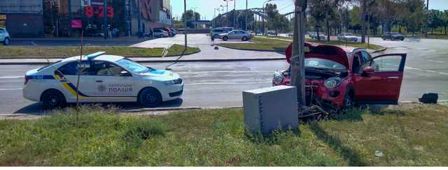 В Киеве на Березняках Fiat влетел в столб: девушку-водителя увезла «скорая»