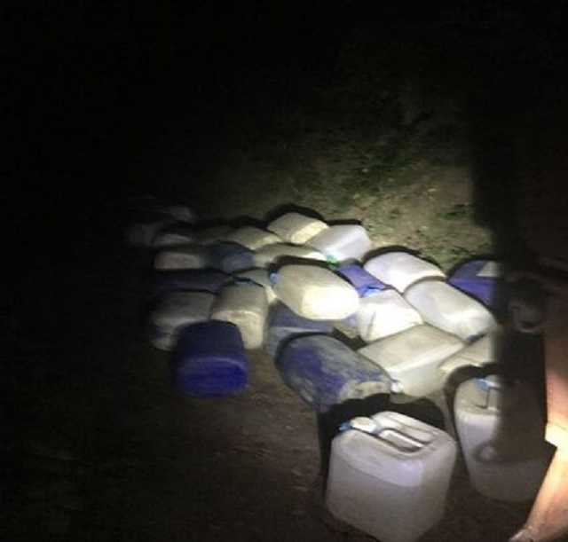 На границе с Молдовой задержали контрабандиста с тонной спирта в пластиковых канистрах