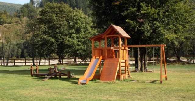 В Киеве на детской площадке обнаружили опасную находку: фото