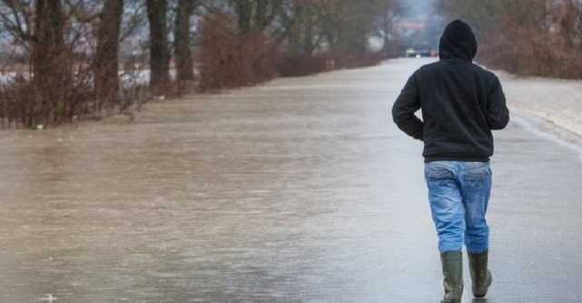 На Прикарпатье река унесла в пропасть несколько зданий: под угрозой десятки жилых домов
