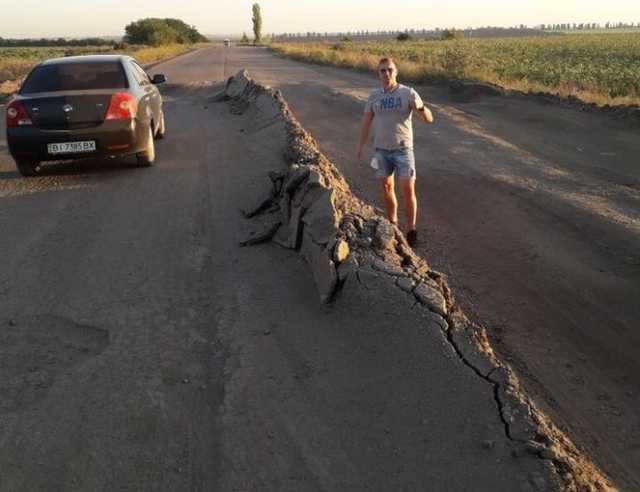 В соцсетях показали самую разбитую дорогу в Украине