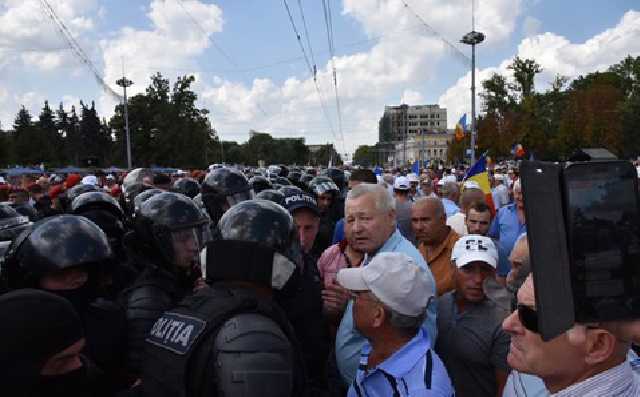 Участники акции протеста в Кишиневе потребовали отставки правительства