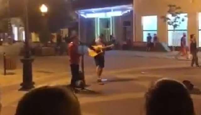 Не побоялись: в центре Симферополя спели «Я не здамся без бою»