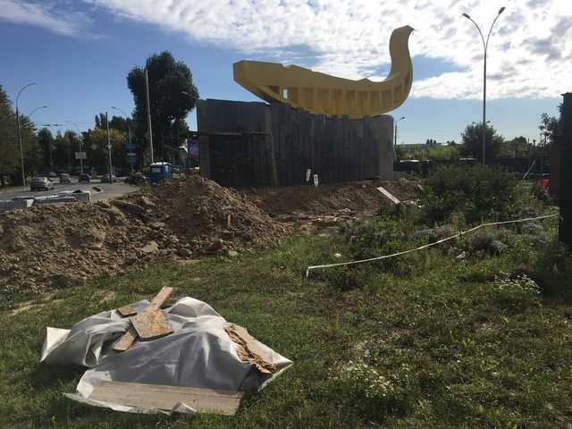 Возле аэропорта «Киев» уже восемь месяцев строят арт-объект к финалу Лиги чемпионов