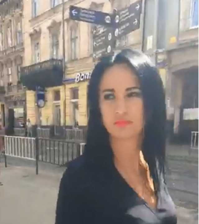 Откуда "бабушкин" Rolls-Royce? Львовская таможенница бросилась в бега от журналистов