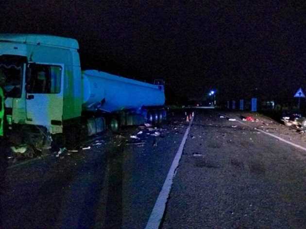Под Львовом легковушка столкнулась с бензовозом, погиб иностранец