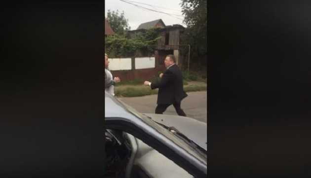 "Баран твоей мамы сын!" В Черновцах засняли драку таксиста и чиновника ОГА