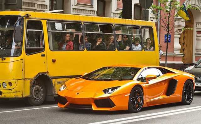 В Киеве разыскивают мечтательную девушку со снимка с Lamborghini