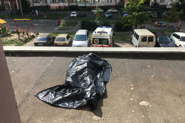 В Киеве из-за селфи 15-летняя девочка выпала из окна 13 этажа