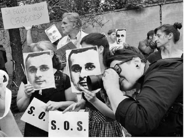 В Праге под посольством РФ прошла акция "Тихий протест" в поддержку Сенцова