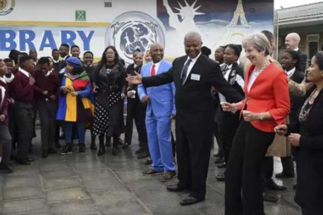 “Жираф и шаткий холодильник": танцующую Терезу Мэй сравнили с роботом