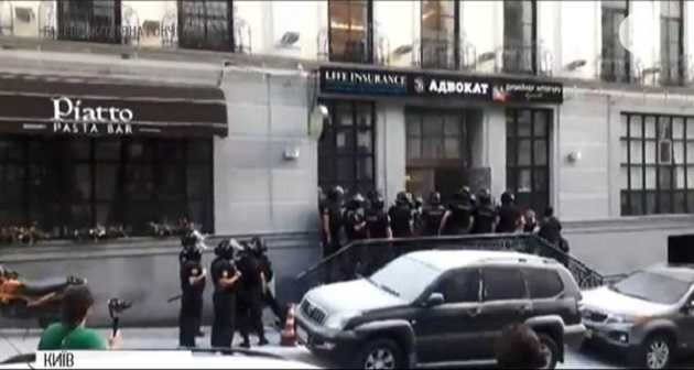 У Києві затримали 18 молодиків, які намагалися захопити будівлю на Воздвиженці