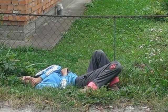 Пьяная мать спала посреди улицы, а рядом ждали ее голодные дети