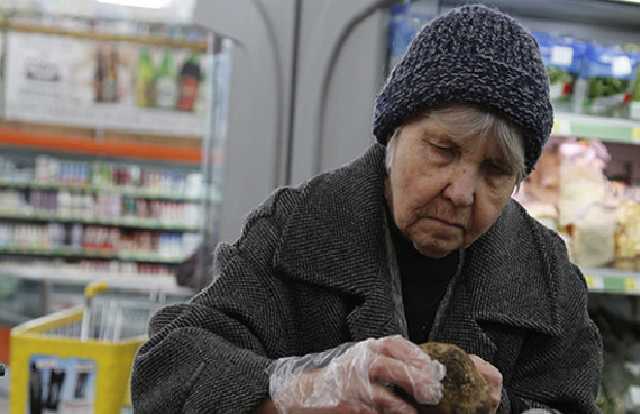 Больше всех пострадают бедняки: эксперты рассказали, что будет после нынешнего скачка доллара