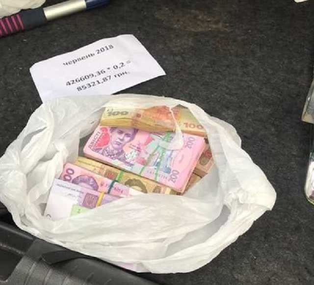 За "откат" в проведении тендера задержаны два сотрудника аэропорта "Борисполь"