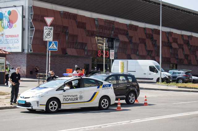 В Киеве Mitsubishi после погони врезался в полицейский Prius