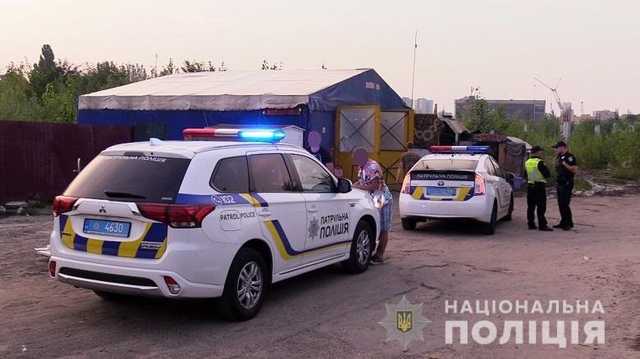 За убийство в переходе возле фабрики "Рошен" разыскивают троих. Фото подозреваемых