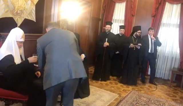 Запахло Новичком: Варфоломей проигнорировал подозрительный напиток от охраны Кирилла