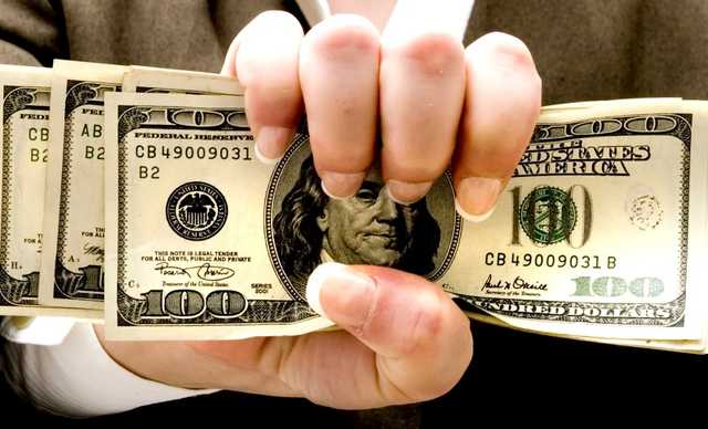 Украинцам пообещали зарплату в 700 долларов