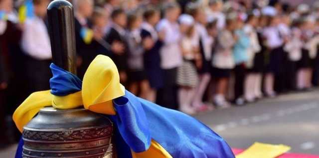 В Киеве родители устроили протест, придя на торжественную линейку без детей