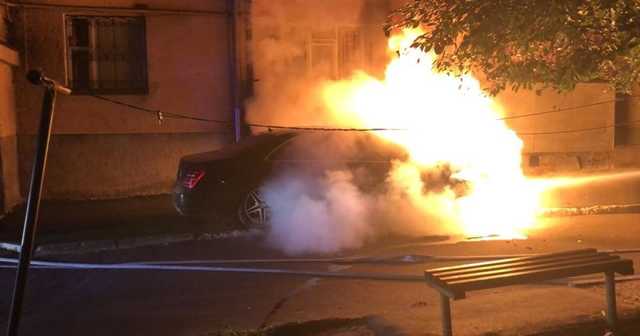 В Ровно неизвестные сожгли дорогой автомобиль депутата горсовета