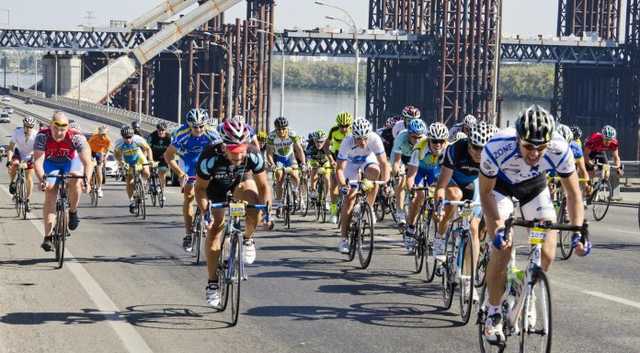 В Киеве начались велогонки "Киевская сотка": какие дороги перекрыты