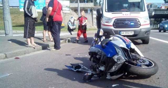 В Киеве мотоцикл на скорости влетел в троллейбус