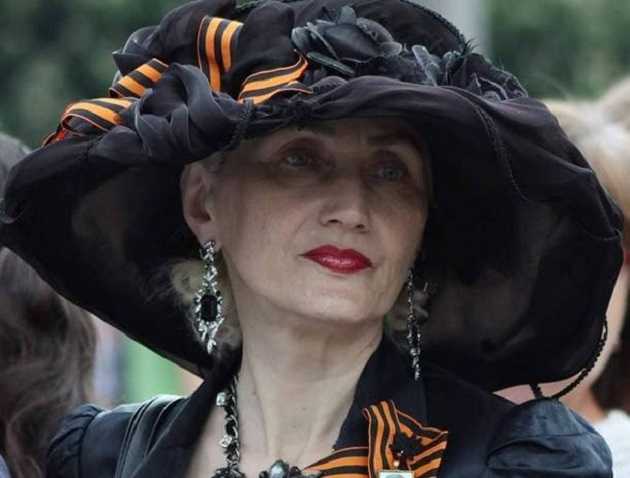 На похороны Захарченко явилась "колорадская вдова": фотофакт