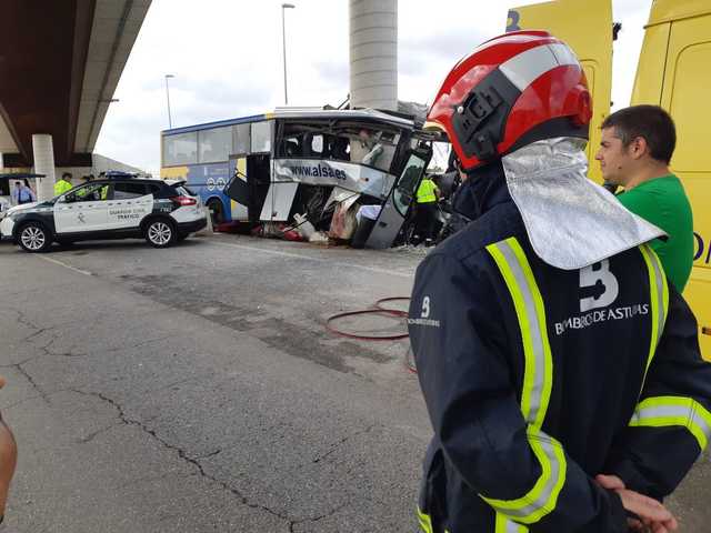 В Испании автобус влетел в бетонную опору моста: много погибших