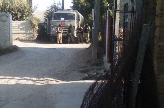 Под Симферополем оккупанты обыскивают дом гражданского активиста