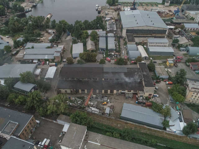 В Киеве горит здание завода-гиганта