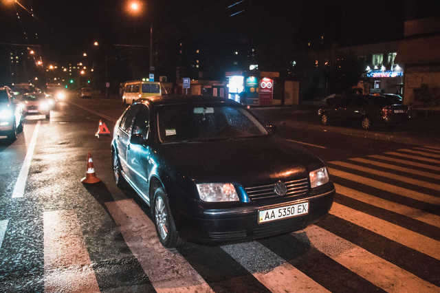 В Киеве на Оболони Volkswagen сбил женщину
