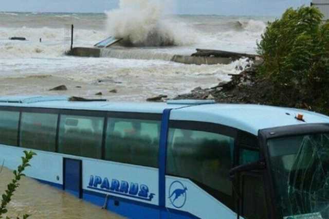 Приграничный к Крыму город "утонул": в море смыло целый автобус