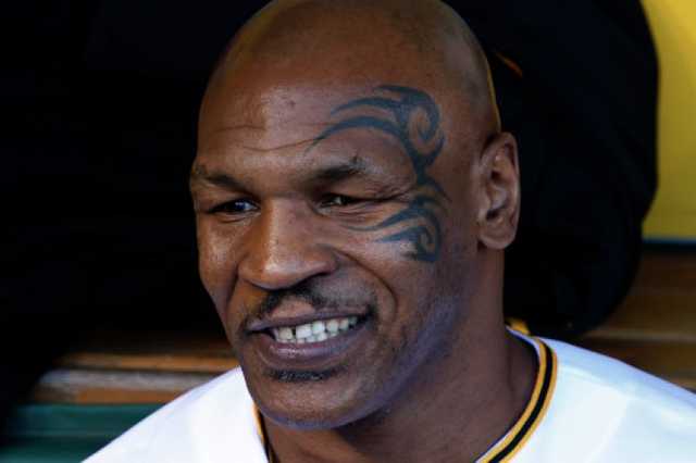 Майк Тайсон прилетел в Россию, где назвал украинца лучшим боксером на планете