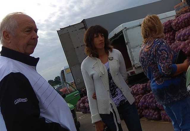 Запасается луком: Соратника Януковича заметили на киевском базаре