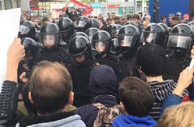 По всей России проходят митинги против Путина: людей задерживают и избивают