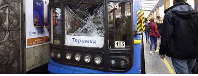 В Киеве на «Контрактовой площади» на рельсы упал мужчина