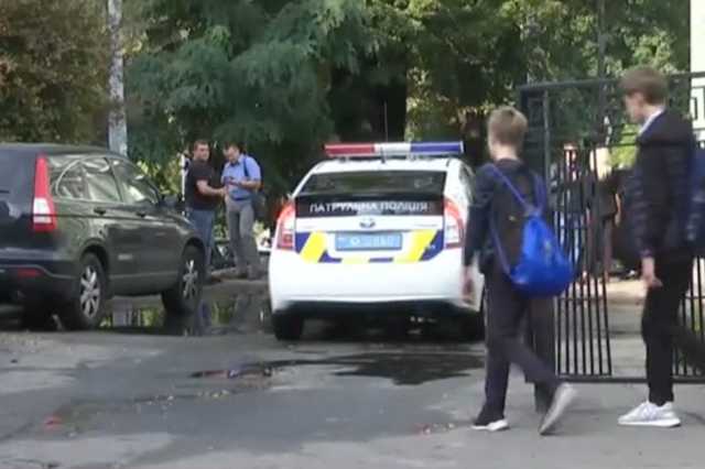 Сначала проломил голову: появились шокирующие детали нападения на учителя в школе Киева