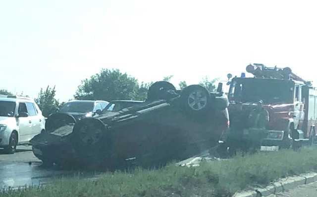 В Киеве авто перевернулось на крышу и парализовало движение