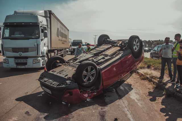 В Киеве на Жулянском мосту Toyota наехала на Mercedes и перевернулась