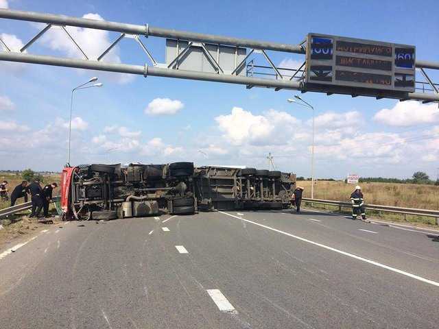 ЧП в Ровенской области: пьяный водитель уложил фуру поперек трассы Киев – Чоп