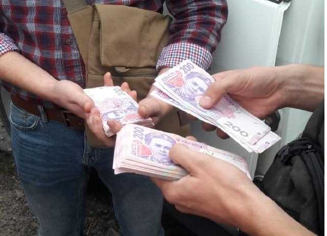 На взятке в 140 тысяч задержаны должностные лица полиции на Луганщине