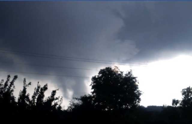 Над Винницкой областью пронесся смерч. Жуткое видео