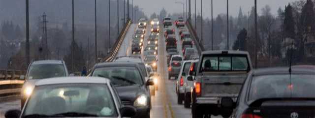 С октября водители обязаны ездить с включенным светом фар: подробности