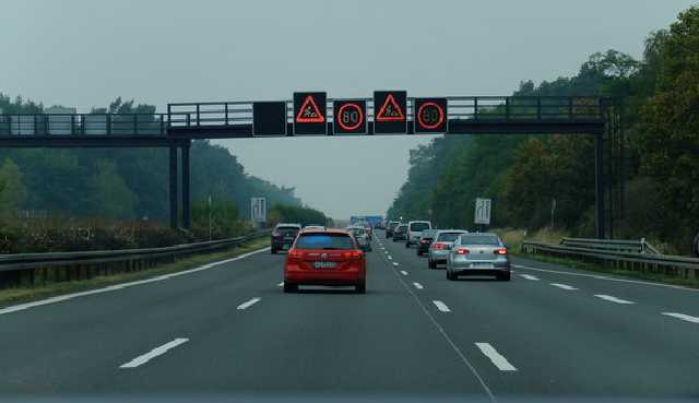 Киевский активист учит несознательных водителей правилам дорожного движения