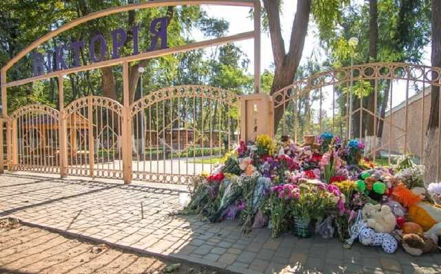 На месте сгоревшего лагеря "Виктория" снова искали фрагменты тел погибших детей