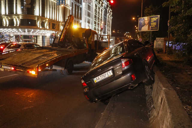 В Киеве на Подоле девушка-водитель пропустила поворот и поставила Subary набок