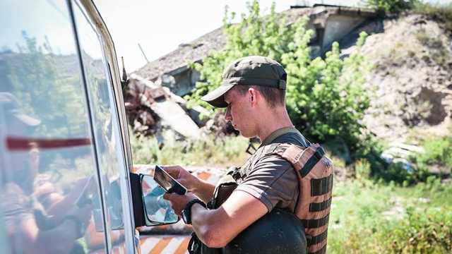 Под Мариуполем задержали украинцев с опасным грузом